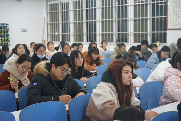 伟德国际bevictor顺利举行新生团章考试2.jpg